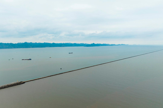 "Đường đi bộ trên biển" 10km nguy hiểm nhất Việt Nam như lát cắt chia đôi mặt biển, chỉ xuất hiện 1 lần mỗi ngày vào thời điểm đặc biệt