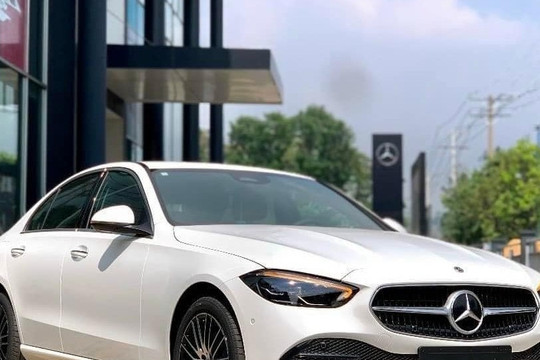 Xe sang đua giảm giá, Mercedes C-Class hạ sâu đến 110 triệu đồng