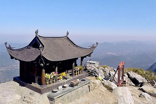Tỉnh ở Việt Nam sở hữu ngôi chùa đồng trên đỉnh núi lớn nhất châu Á, địa thế siêu cheo leo, có lối đi chỉ vừa 1 bàn chân người