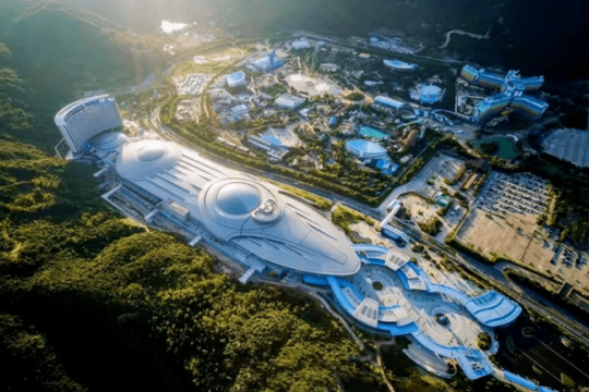Kỳ bí công viên trong nhà lớn nhất thế giới hình dáng như phi thuyền vũ trụ, sức chứa 50.000 khách