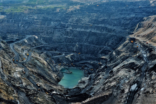 Mỏ than lộ thiên sâu nhất ĐNA của Việt Nam khai thác than ở độ sâu 300m, xe siêu trọng phải vượt đường trôn ốc xoáy, sâu hun hút