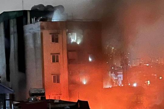 Hà Nội: Cháy chung cư mini trong đêm