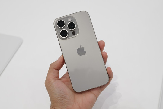 iPhone 15 vừa ra mắt, Thế Giới Di Động và Di Động Việt đã cạnh tranh về giá