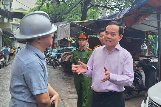 Phó Thủ tướng xuống hiện trường vụ cháy chung cư mini ở Hà Nội