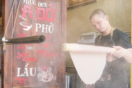 Quán Hà Nội tráng tay loại bánh phở đỏ 'hiếm thấy', khách đến ăn lo chủ quán lỗ