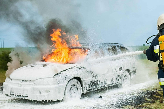 Tại sao xe ô tô điện bị cháy lại khó dập hơn xe chạy xăng dầu?