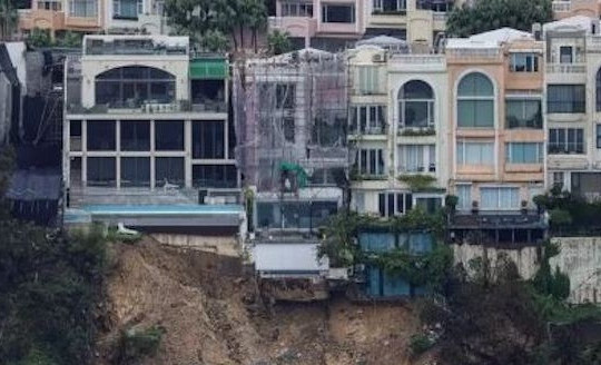 Nhà triệu USD ở Hong Kong trơ móng sau mưa lớn, để lộ tầng hầm không phép