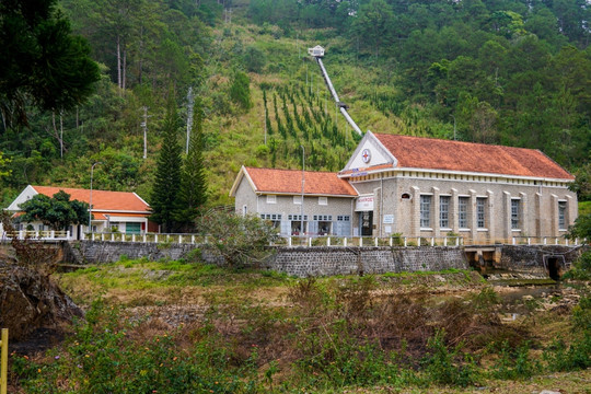 Nhà máy thủy điện cổ nhất Việt Nam gần 80 tuổi, kiến trúc như biệt thự, là công trình duy nhất sở hữu đập tràn xây bằng đá chẻ