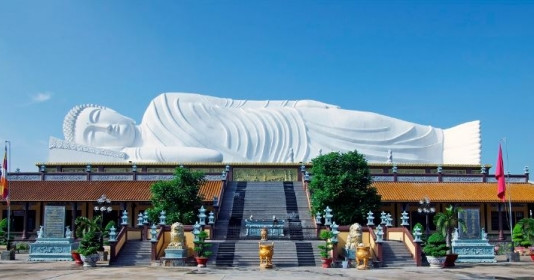 Ngôi chùa cổ Việt Nam "gánh" tượng Phật nằm trên mái dài nhất châu Á, tuổi đời 3 thế kỷ, chứa 100 tượng điêu khắc bằng gỗ sơn son thếp vàng