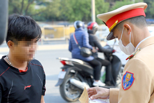 Xuất trình giấy phép lái xe qua VNeID, vì sao người đàn ông bị xử phạt?
