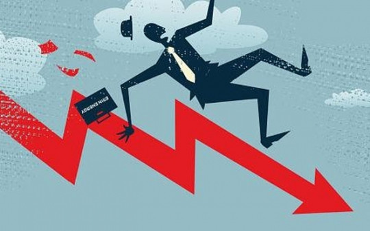 Hàng loạt cổ phiếu giảm sâu: Bắt đáy hay chờ?