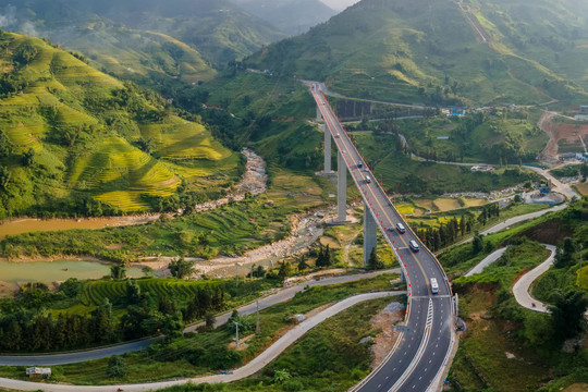 Thông xe toàn tuyến đường nối và cầu cạn cao nhất Việt Nam đi Sa Pa