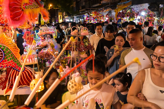 Hàng nghìn người chen chân chơi Trung thu sớm ở phố cổ Hà Nội