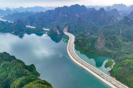 Cung đường bao biển gần 2.300 tỷ được nhận xét "đẹp nhất Việt Nam": Rộng 6 làn xe, nối 2 thành phố lớn nhất của một tỉnh, chứa 2 ống hầm xuyên núi được ví "kỳ quan mới"
