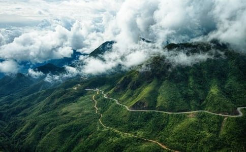 Kỳ vĩ cung đường đèo "xuyên mây" dài nhất, cao nhất Việt Nam ở độ cao 2.000m, vừa nối liền 2 tỉnh vừa uốn lượn cắt ngang "nóc nhà" Đông Dương