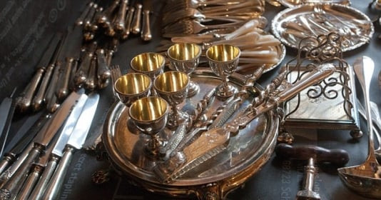 Sửa biệt thự, công nhân bất ngờ tìm thấy kho báu 1.000 đồ cổ bằng vàng, bạc, nghi là "báu vật" của giới quý tộc từ nhiều thế kỷ trước