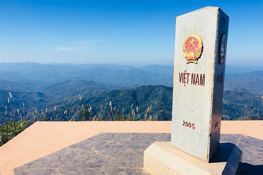 Cột mốc biên giới cao nhất Việt Nam được ví "nóc nhà biên cương" nằm ở độ cao gần 3.000m, được lát bằng đá hoa cương, hiểm trở bậc nhất trên đường biên giới Việt - Trung