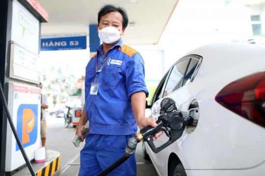 Giá xăng dầu tăng cao, làm gì để kìm hãm?