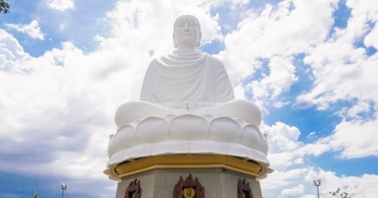 Chiêm ngưỡng ngôi chùa hơn 100 tuổi có pho tượng Kim Thân Phật Tổ ngoài trời cao nhất Việt Nam