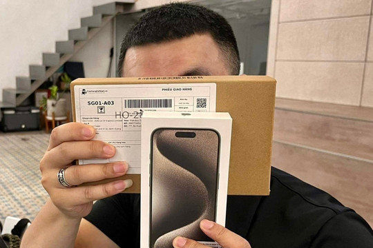 Khách mua iPhone 15 series trên Apple Store Việt Nam đã nhận được hàng