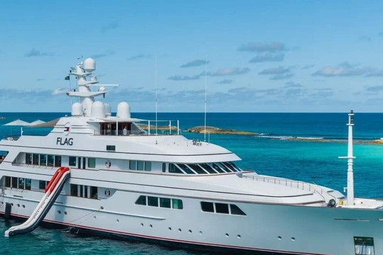 Du thuyền nghìn tỷ của ông chủ hãng thời trang danh tiếng có gì?