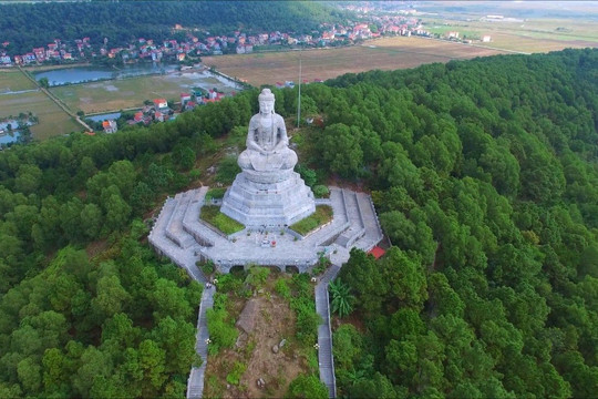 Bên trong ngôi chùa hàng nghìn năm tuổi từng là trung tâm Phật giáo lớn nhất Việt Nam chứa 35 toà tháp, "cất giữ" kho báu vô giá nặng hơn 3.000 tấn trên đỉnh núi