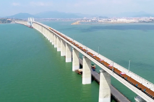Tuyến đường sắt cao tốc xuyên biển đầu tiên của Trung Quốc: Vận tốc 350km/h, trọng lượng bằng 3 chiếc máy bay
