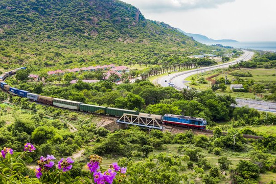 Đường sắt hơn 1.700km đẹp nhất thế giới tại Việt Nam huy động 10 vạn người để xây dựng, là tuyến đường huyết mạch xuyên suốt hai miền qua 32 giờ đồng hồ