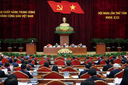 Thủ tướng Phạm Minh Chính điều hành thảo luận lộ trình thực hiện chế độ tiền lương mới