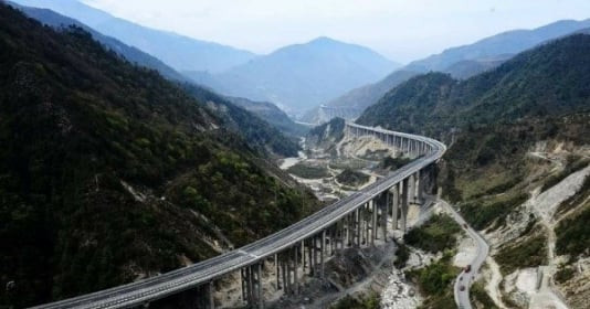 Kỳ tích xây dựng của Trung Quốc: Xây 'thiên lộ trên mây' 80.000 tỷ tựa rồng uốn lượn dài 240km trên núi chỉ trong vỏn vẹn 5 năm