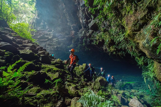 Cảnh kỳ vĩ bên trong hang núi lửa dài nhất Đông Nam Á tại Việt Nam, là nơi sinh sống của người tiền sử từ 10.000 năm trước