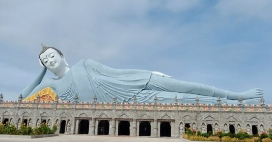 Ấn tượng ngôi chùa có tượng Phật nằm lớn nhất Việt Nam với cặp đá nặng 4,2kg có thể nổi trên mặt nước