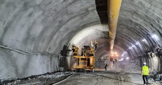 Đường hầm xuyên núi 1.600 tỷ dài nhất cao tốc Bắc Nam được đào thông trong 30 tháng, "vua hầm" Đèo Cả huy động 1.500 người hợp lực