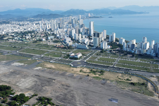 Sân bay Nha Trang ngổn ngang, cỏ mọc um tùm sau 8 năm được giao đất