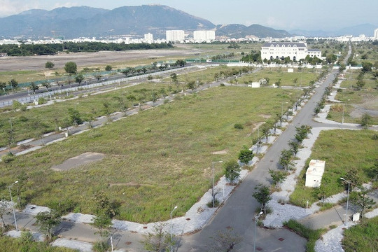 ‘Đất vàng’ sân bay Nha Trang xanh cỏ, đất đấu giá ven Hà Nội 100 triệu đồng/m2