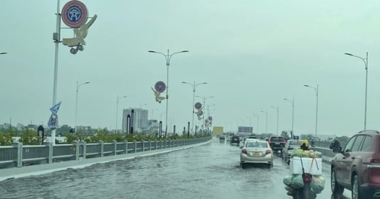 Cầu Vĩnh Tuy 2 vừa thông xe gặp hiện tượng lạ, mưa rải rác đã ngập úng