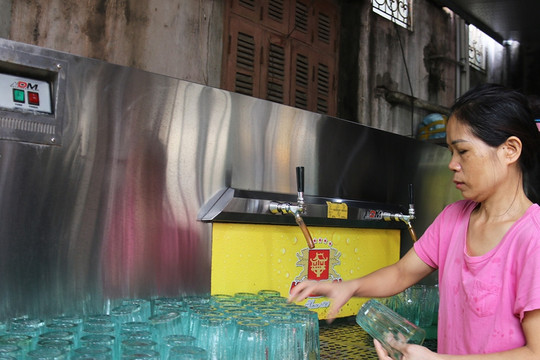 Cốc uống bia huyền thoại ở Hà Nội, khách Tây mê mẩn mua về nước