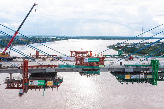 Cận cảnh hình dáng Cầu Mỹ Thuận 2 trước ngày hợp long