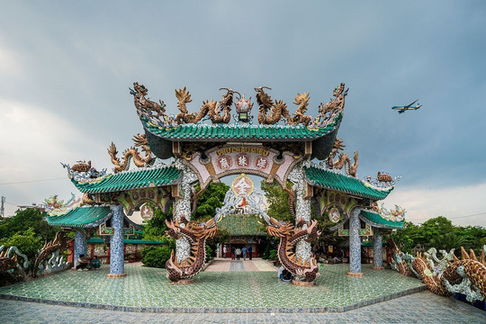 Ngôi miếu bí ẩn 300 năm tuổi đeo hơn 100 con rồng lênh đênh giữa sông Sài Gòn