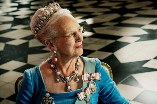 Nữ vương Đan Mạch 83 tuổi vẫn đi làm thêm dù trị vì cả một vương quốc