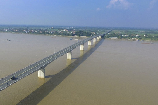 Cây cầu hơn 2.300 tỷ bắc qua sông Hồng, gần 10 năm giữ kỷ lục cây cầu vượt sông dài nhất Việt Nam