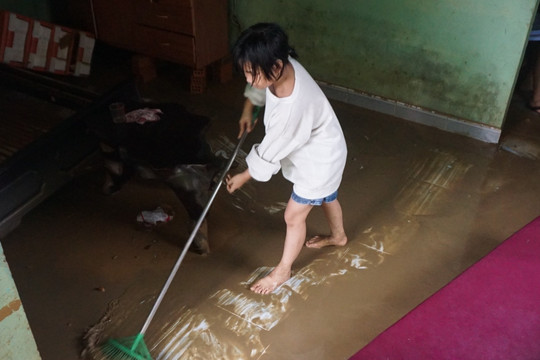Bùn non ngập nhà sau khi nước rút, người dân Đà Nẵng khổ sở dọn dẹp