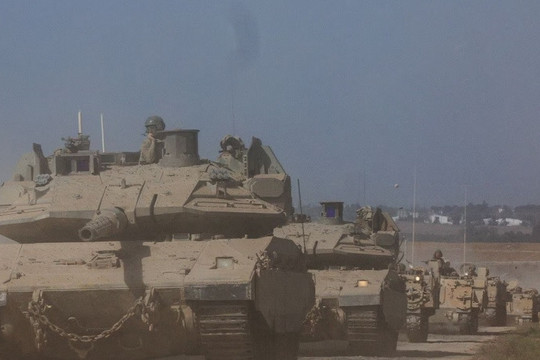 Israel sẵn sàng tiến quân vào Dải Gaza, tập kích sân bay ở Syria