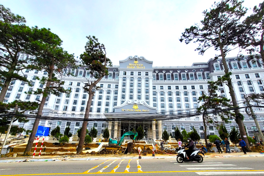 Cơ quan chức năng "giáng đòn" quyết liệt khách sạn lớn nhất Đà Lạt xây dựng trái phép