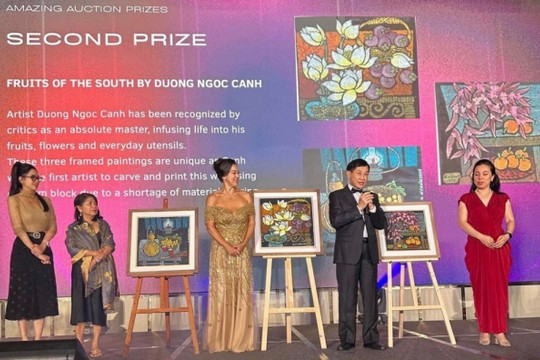 Tỷ phú Johnathan Hạnh Nguyễn và vợ đấu giá thành công 3 bức tranh, gây quỹ từ thiện 100.000 USD
