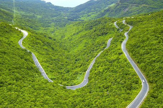 Cung đường đèo lọt top đẹp nhất thế giới của Việt Nam: "Trên chọc mây, dưới sát biển" kéo dài suốt 20km, được ví như thiên hạ đệ nhất hùng quan