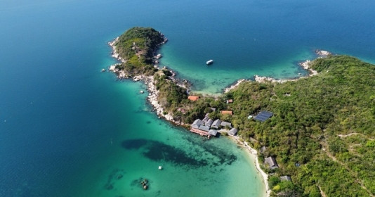 'Hòn đảo hoang' của vợ chồng Việt - Pháp: CNN ca ngợi nơi đẹp nhất ĐNA, Forbes nói 'nhất định phải đến đây một lần trong đời'