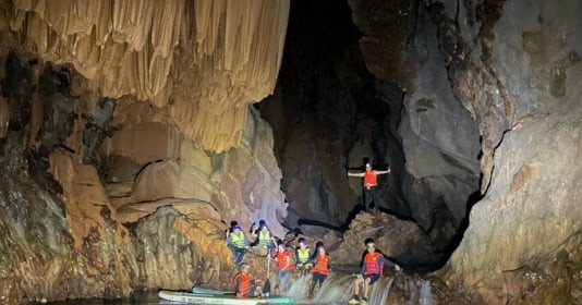 Hang động cao 30m mới được 'đánh thức' ở Quảng Bình: Có khối thạch nhũ đẹp như tấm lụa, thám hiểm ngỡ lạc vào 'chốn Tiên'