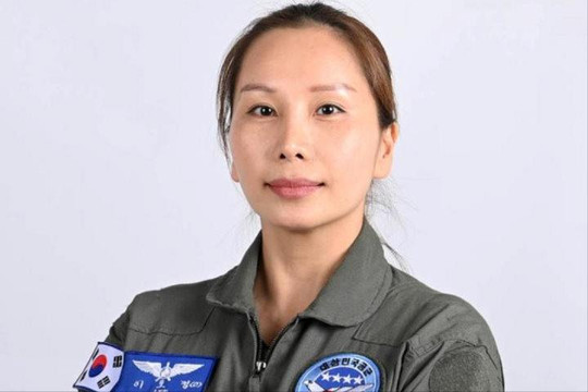 Cô dâu gốc Việt U45 'chiến thắng' gần 2.700 người trở thành 'phi công quốc dân' ở Hàn Quốc, lái máy bay chiến đấu T-50