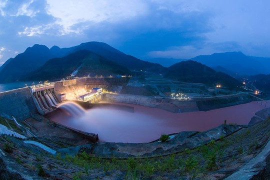 "Dòng sông ánh sáng" dài hơn 500km sở hữu chuỗi thủy điện "khủng" nhất Đông Nam Á tại Việt Nam: Góp gần 30% sản lượng điện, mỗi lần cạn nước khiến cả miền Bắc "điêu đứng"